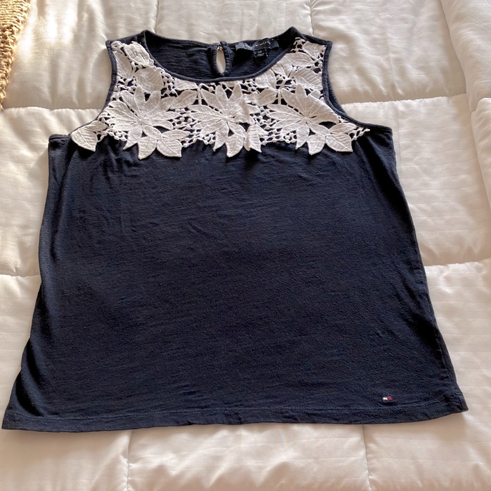 YK2 TOMMY HILFIGER TOP NAVY BLUE WITH LACE DETAIL SIZE S/P(petite)